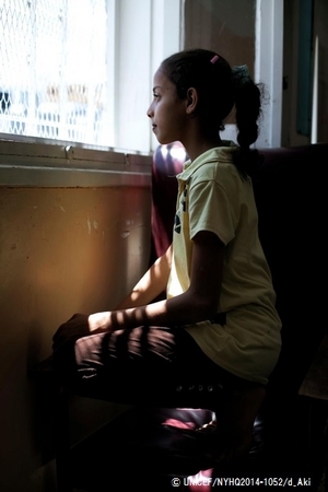 亡くなった子どもや破壊された家を見て、とても悲しいと語る11歳の少女。© UNICEF/NYHQ2014-1052/d’Aki