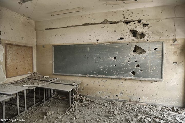 破壊された学校の教室。© UNICEF/2014/Eyad El Baba