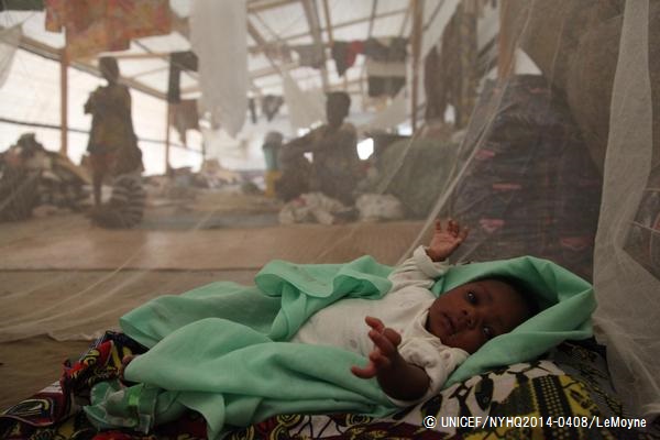 バンギの避難所で配布された蚊帳のなかで横になる赤ちゃん。© UNICEF/NYHQ2014-0408/LeMoyne
