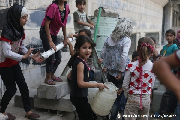 シリア・ダマスカス郊外で水を汲むために給水所に集まる子どもたち。© UNICEF/NYHQ2014-1126/Khabieh