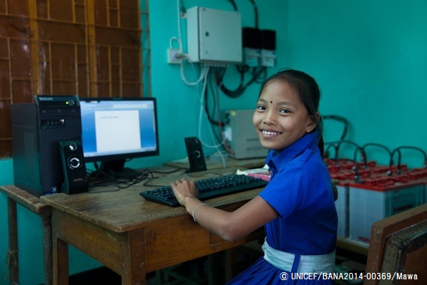 小学校の授業でコンピュータを使う女の子。（バングラデシュ）© UNICEF/BANA2014-00369/Mawa