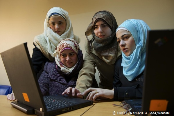 コンピュータの使い方を学ぶ女の子たち。（シリア）© UNICEF/NYHQ2013-1334/Noorani