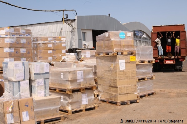 2014年9月5日、エボラ出血熱対応用の防護備品や医薬品などを含む医療物資が到着。© UNICEF/NYHQ2014-1476/Stephens