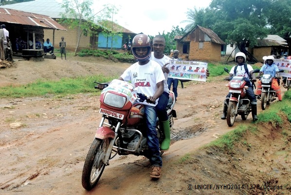 オートバイでエボラの啓発活動を行うスタッフ。© UNICEF/NYHQ2014-1378/Douglas
