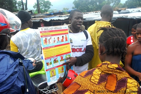 カイラフンで住民にエボラの症状や予防法を伝えるスタッフ。© UNICEF/NYHQ2014-1381/Douglas