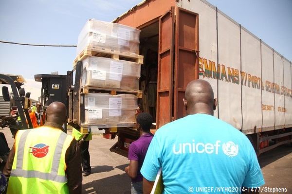 9月5日、防護服や医薬品などの医療物資がシエラレオネに到着。© UNICEF/NYHQ2014-1477/Stephens