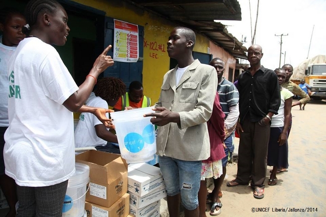 エボラや水因性の下痢を予防するため、衛生習慣を広める活動を強化。ウエスト・ポイントで9,000の衛生キットを配布した。©UNICEF Liberia/Jallonzo/2014