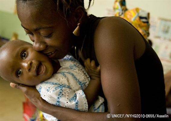 子どもを抱く母親。（シエラレオネ）© UNICEF/NYHQ2010-0655/Asselin