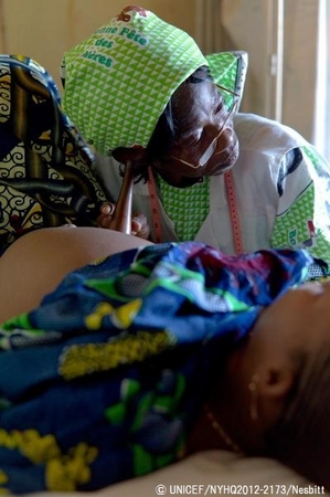 妊婦の健診をする助産師。（中央アフリカ共和国）© UNICEF/NYHQ2012-2173/Nesbitt