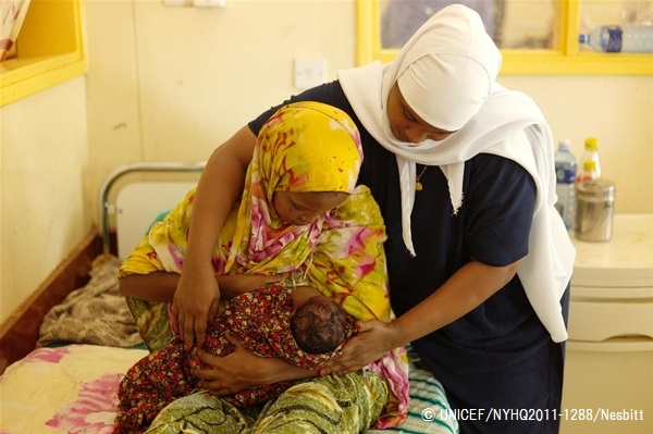 看護師に教えてもらいながら、赤ちゃんに母乳を与える母親。（ケニア）© UNICEF/NYHQ2011-1288/Nesbitt