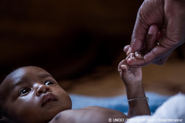 HIVと共に生きる母親から生まれた生後3カ月の赤ちゃん（南アフリカ）© UNICEF/PFPG2014P-0421/Schermbrucker