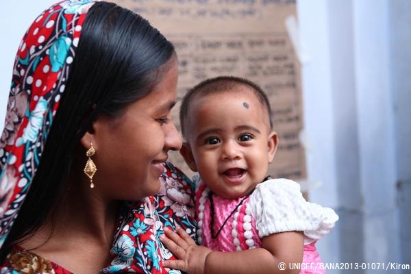 生後6カ月の女の子と母親（バングラデシュ）© UNICEF/BANA2013-01071/Kiron