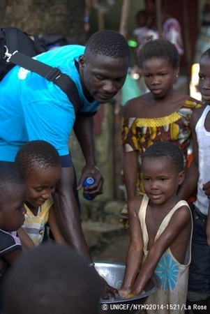 ユニセフのパートナー団体がエボラの感染を防ぐための正しい手洗いの方法を子どもたちに教える様子。（ギニア）© UNICEF/NYHQ2014-1521/La Rose