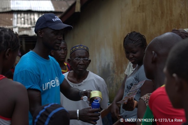 エボラの症状や予防法を住民に伝え、消毒用の塩素や石けんも配布するスタッフ。（ギニア）© UNICEF/NYHQ2014-1273/La Rose
