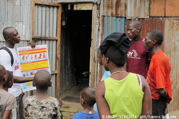 エボラの症状や予防法について住民に伝える様子。© UNICEF/NYHQ2014-1065/Romero Torrecilla