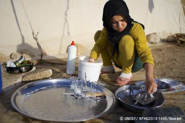 テントの外で食器を洗う13歳の女の子。シリアからヨルダンに避難しているが、避難後は学校に通えていない。© UNICEF/ NYHQ2013-1440/Noorani 