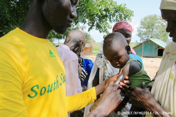 即応チームが派遣された上ナイル州のKiech Konで、予防接種を受ける子ども。© UNICEF/NYHQ2014-1351/Pflanz