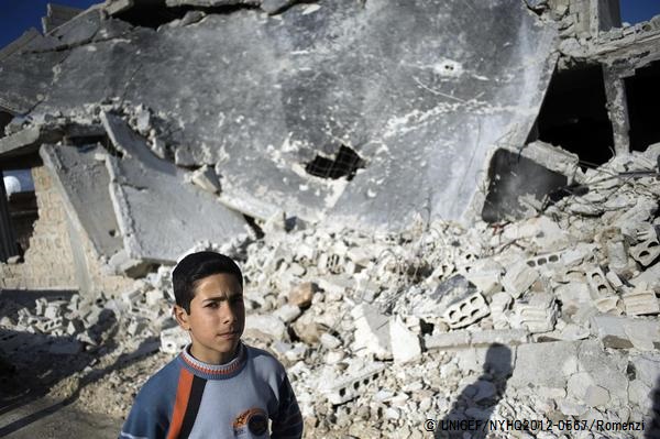 紛争で破壊され、がれきとなった家の近くを歩く少年。※本文との直接の関係はありません。© UNICEF/NYHQ2012-0567/Romenzi