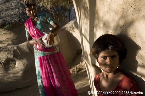 15歳の少女と妹。姉は13歳のときに結婚して妊娠したが、夫に暴力を受けて流産した。（インド）© UNICEF/NYHQ2009-2233/Khemka