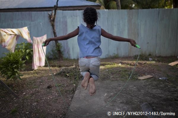 性的虐待を受けた子どもや女性が身を寄せるセンターで、縄跳びをする6歳の女の子。レイプの被害にあい、このセンターに身を寄せている。（ニカラグア）© UNICEF/NYHQ2012-1463/Dormino
