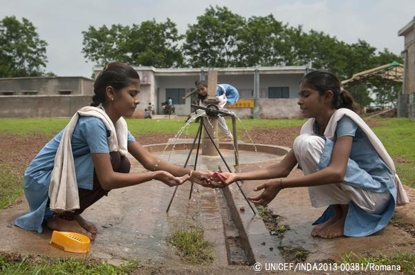 学校でせっけんを使って手を洗う女の子たち。（インド）© UNICEF/INDA2013-00381/Romana