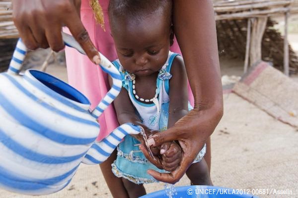 お母さんと一緒に手を洗う1歳3カ月の赤ちゃん。（チャド）© UNICEF/UKLA2012-00681/Asselin