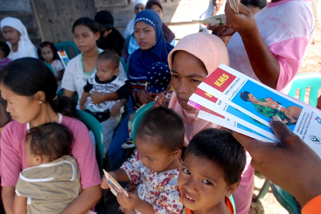 健康診断で母乳育児や蚊帳の使い方など指導をうける母子（インドネシア）　© UNICEF/IDSA2010-00101/EDY PURNOMO