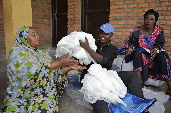 保健師から蚊帳を受け取る母親（ルワンダ）　©UNICEFUKLA2012-00027BENEDICTE KURZEN