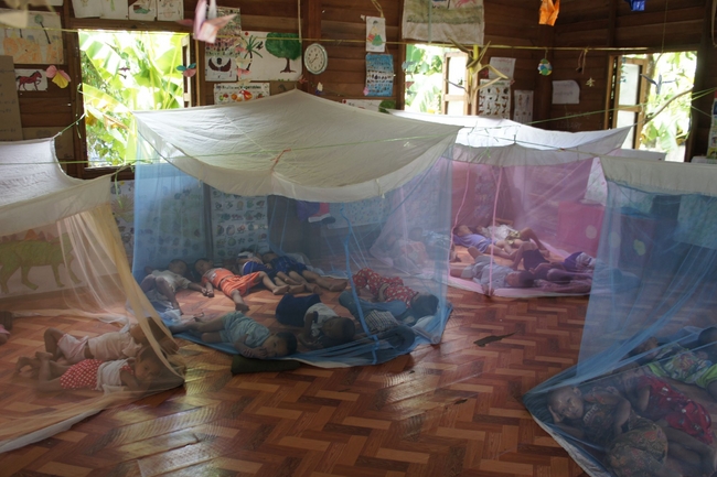 配布された蚊帳の中で眠る子どもたち（ミャンマー）　©UNICEFSWIT2010-0018ALEXANDRA ROSETTI