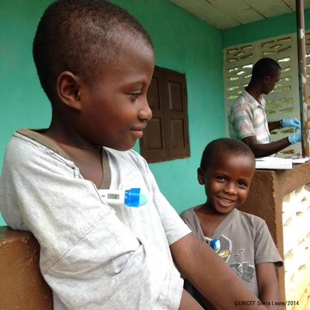 エボラから回復し、治療センターで最期の体温検査を受ける9歳と6歳の兄弟。©UNICEF Sierra Leone/2014