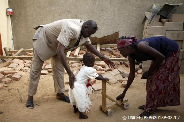 ポリオに感染し、四肢麻痺になった2歳半の女の子。（チャド）© UNICEF/PFPG2013P-0370/