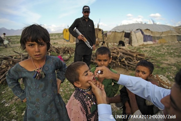 国規模で実施された、戸別訪問でのポリオの予防接種の様子。（パキスタン）© UNICEF/PAKA2012-00309/Zaidi