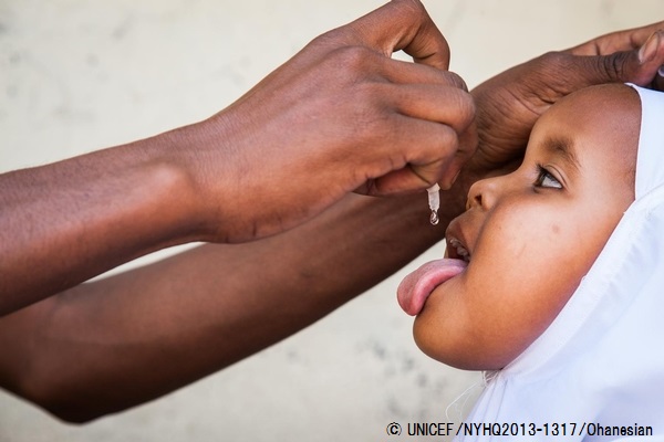 学校でポリオの予防接種を受ける女の子。（ソマリア）© UNICEF/NYHQ2013-1317/Ohanesian
