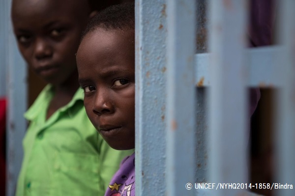 ケネマのエボラ治療センターの、エボラから回復した子どもたち。（シエラレオネ）© UNICEF/NYHQ2014-1858/Bindra