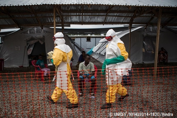 エボラ治療センターで、防護服を身につけた看護師たち。（シエラレオネ）© UNICEF/NYHQ2014-1820/Bindra