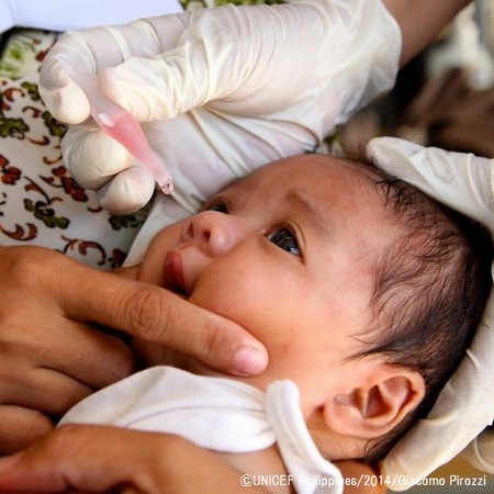 対象地域で1歳未満の子ども1万5,000人以上に、定期予防接種活動を通して、必要な予防接種すべてを実施。©UNICEF Philippines/2014/Giacomo Pirozzi