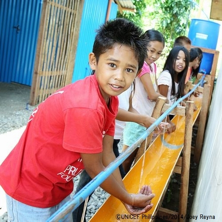 清潔な水への安全なアクセス、水キットや水処理用品の提供、巨大な貯水用タンク、家庭用の貯水容器の提供で130万人を支援。©UNICEF Philippines/2014/Joey Reyna