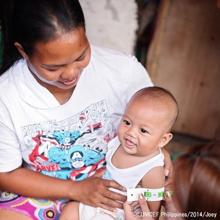生後6カ月から5歳未満の子ども51万7,000人が栄養状態の検査を受けた。©UNICEF Philippines/2014/Joey Reyna