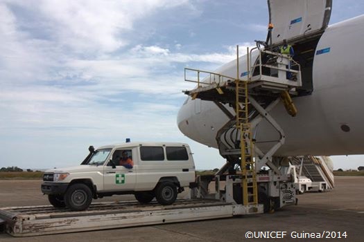 エボラの感染が拡大する国に、支援物資を空輸。ギニア・コナクリには、14台の救急車を含む物資が届けられた。©UNICEF Guinea/2014