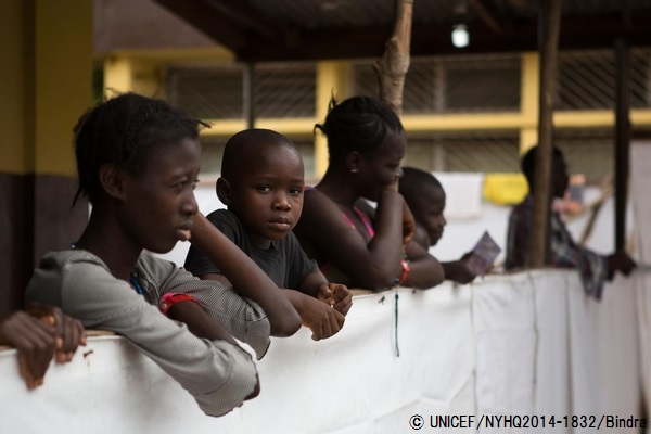  エボラで両親や3人の家族が死亡し、エボラ治療センターで診察を受ける兄弟姉妹7人。©UNICEF/NYHQ2014-1832/Bindra