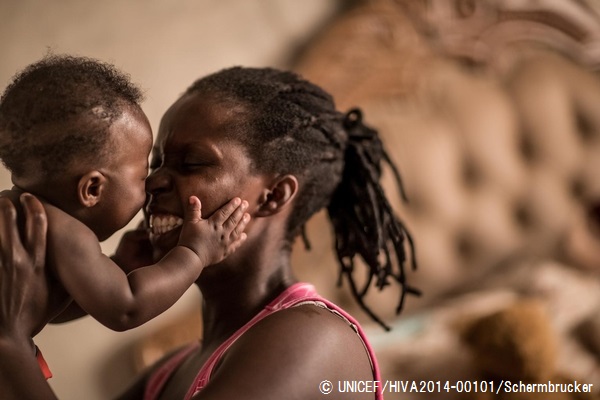 HIVと共に生きる母親と、抗レトロウイルス治療を受け、HIVの母子感染から守られた生後6カ月の息子。（南アフリカ共和国）© UNICEF/HIVA2014-00101/Schermbrucker