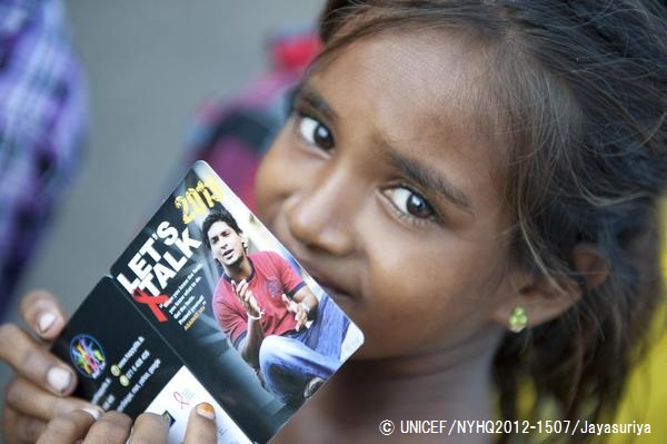 HIVの啓発用パンフレットを手にする路上で生活する少女。（スリランカ）© UNICEF/NYHQ2012-1507/Jayasuriya