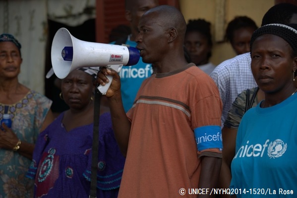 ユニセフとパートナー団体がコナクリでエボラの啓発活動を行う様子。（ギニア）© UNICEF/NYHQ2014-1520/La Rose
