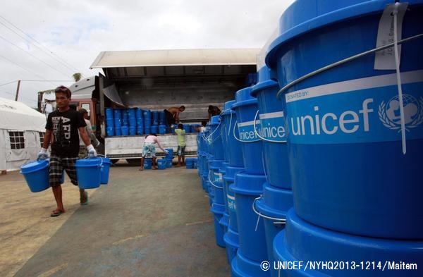 2013年11月の台風30号の際にタクロバンに届けられた緊急支援物資。© UNICEF/NYHQ2013-1214/Maitem