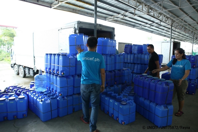 ユニセフは台風に備えて、飲料水キットや衛生キットなどの緊急支援物資を準備。© UNICEF/UNI175872/Reyna
