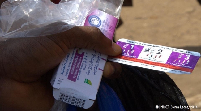 戸別訪問で配布したマラリア予防薬©UNICEF Sierra Leone/2014