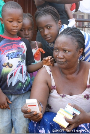マラリアの予防薬を受け取った家族©UNICEF Sierra Leone/2014