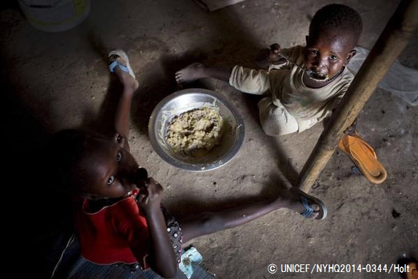 避難所で食べ物を分け合って食べる子どもたち。（南スーダン）© UNICEF/NYHQ2014-0344/Holt