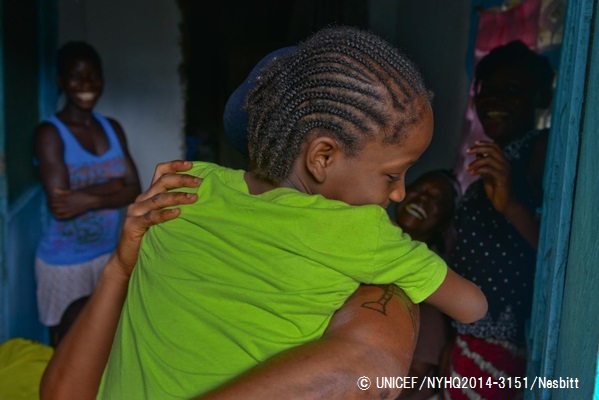 一時ケアセンターから無事出ることができた、エボラの接触者となっていた9歳の女の子。エボラで母親を失い、父親はだいぶ前に死亡していたため、17歳の兄と女の子を近所の人が面倒をみてくれることになった。（リベリア）© UNICEF/NYHQ2014-3151/Nesbitt