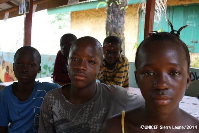 多くの子どもたちがエボラの直接的な影響を受けている。（シエラレオネ）©UNICEF Sierra Leone/2014